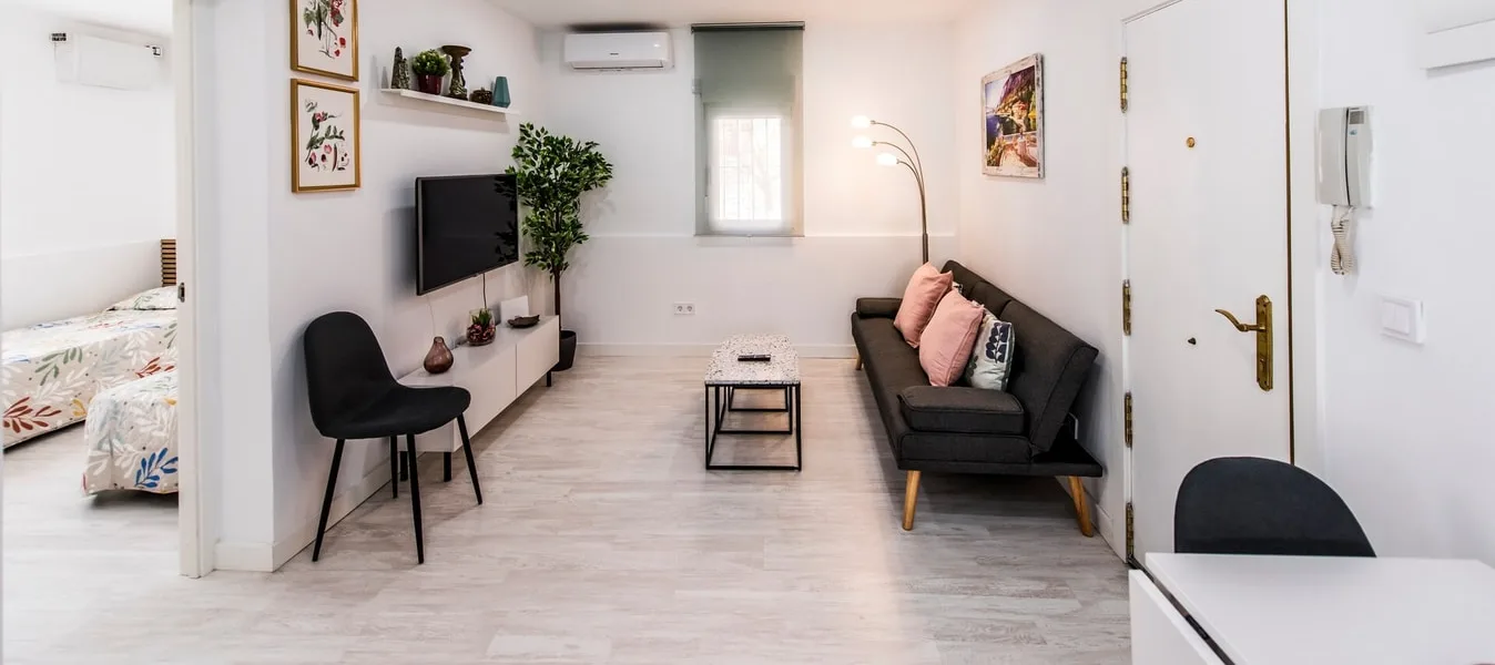 Salón de un apartamento gestionado por beBalmy, con el dormitorio al fondo