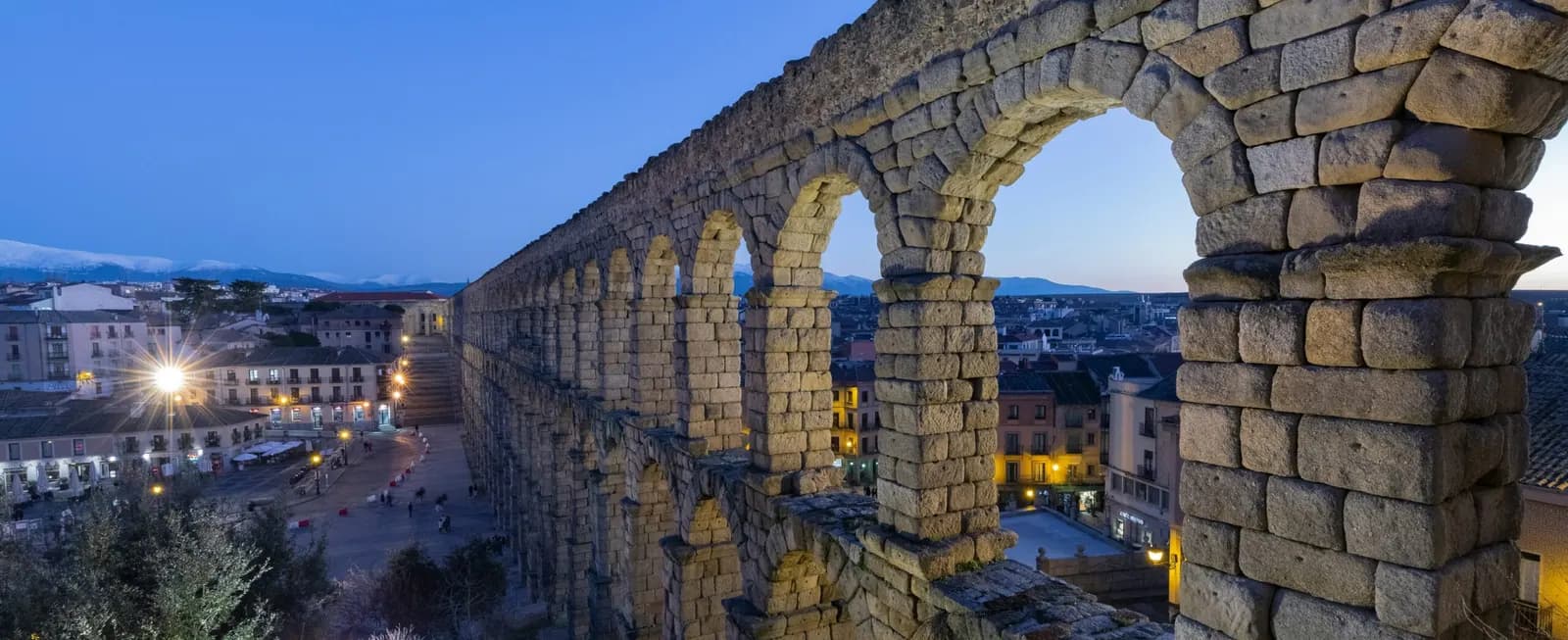 Acueducto romano de Segovia iluminado al anochecer, Castilla y León