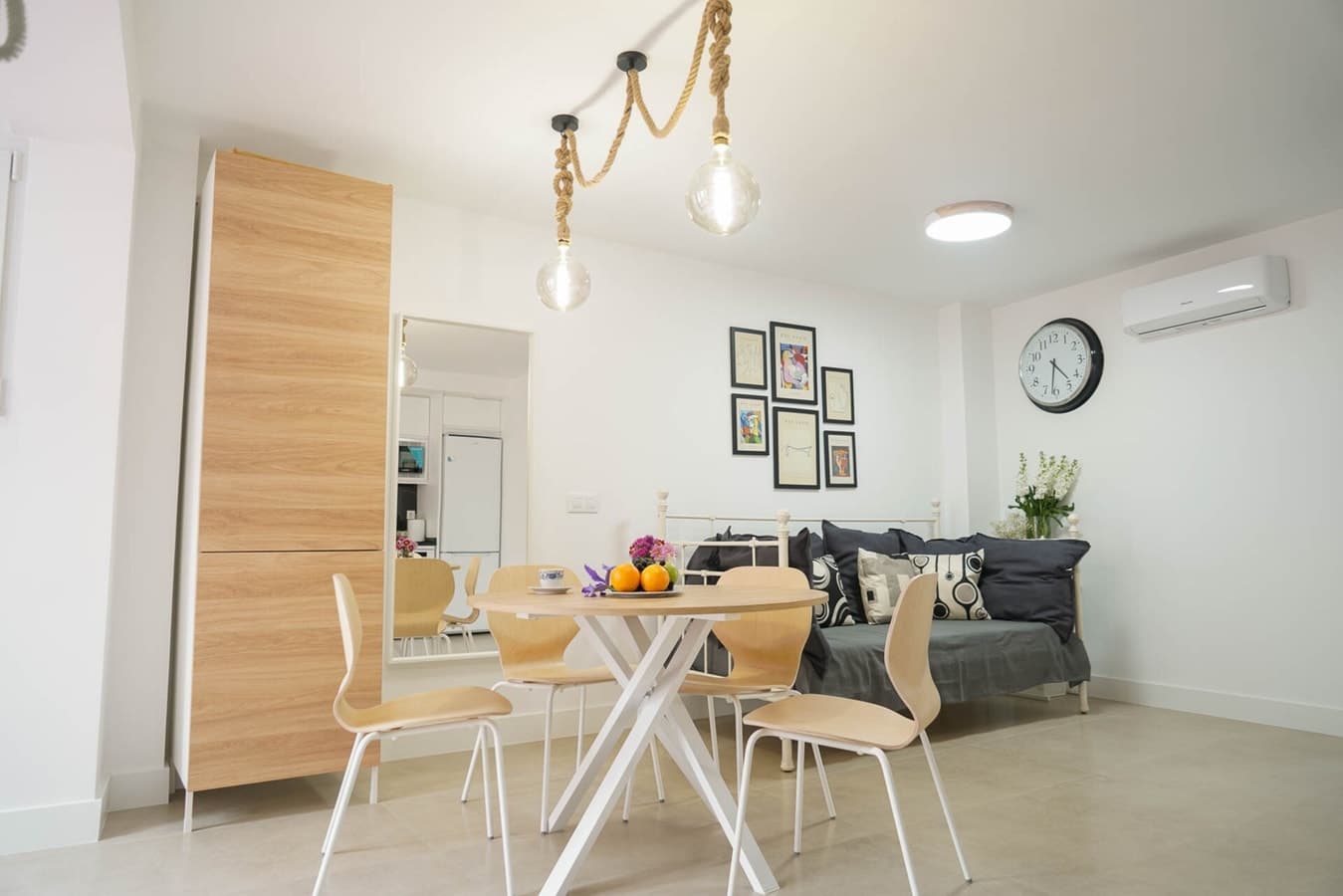 Comedor de una vivienda gestionada, con la mesa puesta y luz cálida